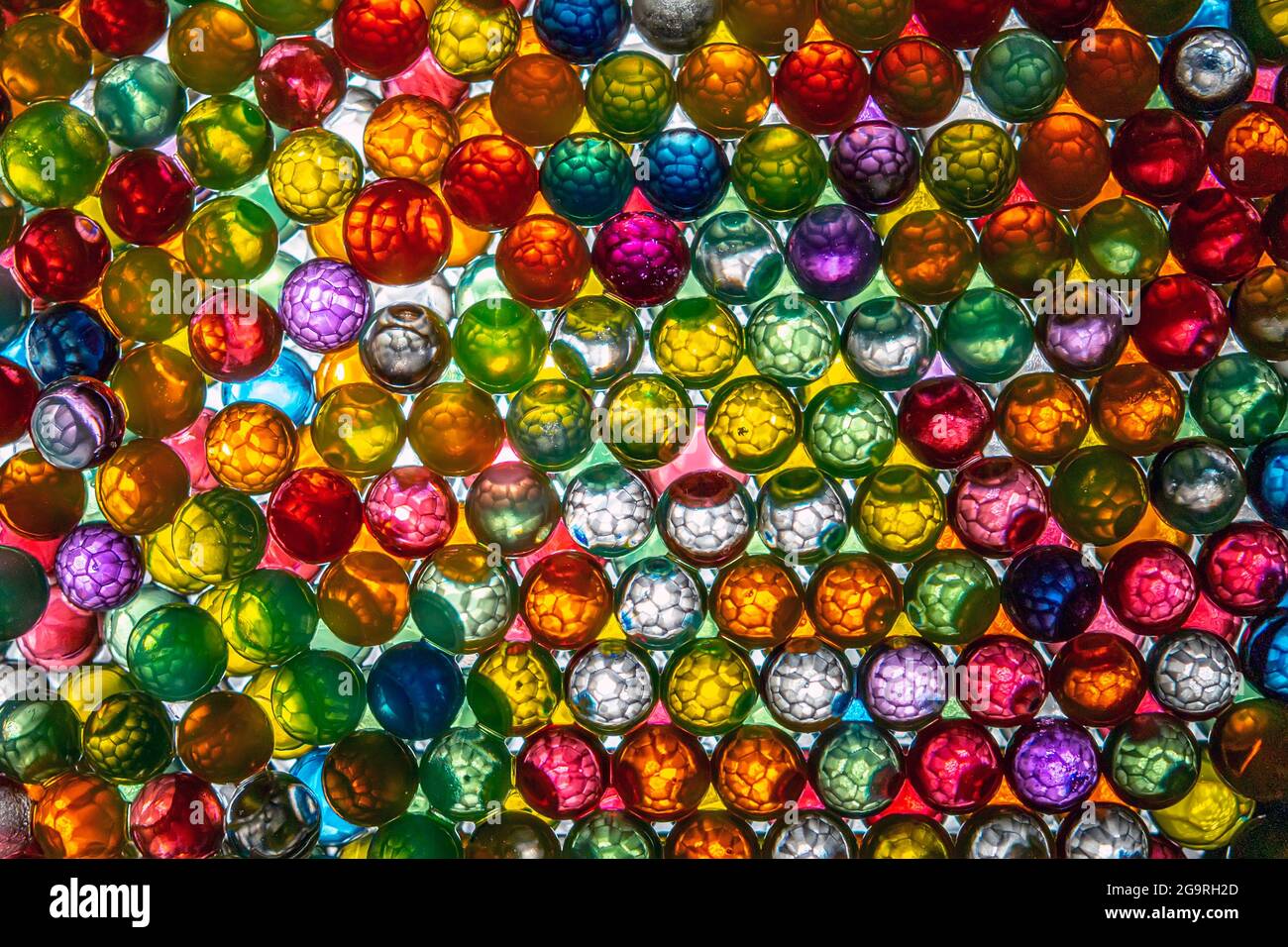 boules colorées avec formes de cellules à l'intérieur et illuminées qui donnent un effet unique et hypnotisant. Banque D'Images