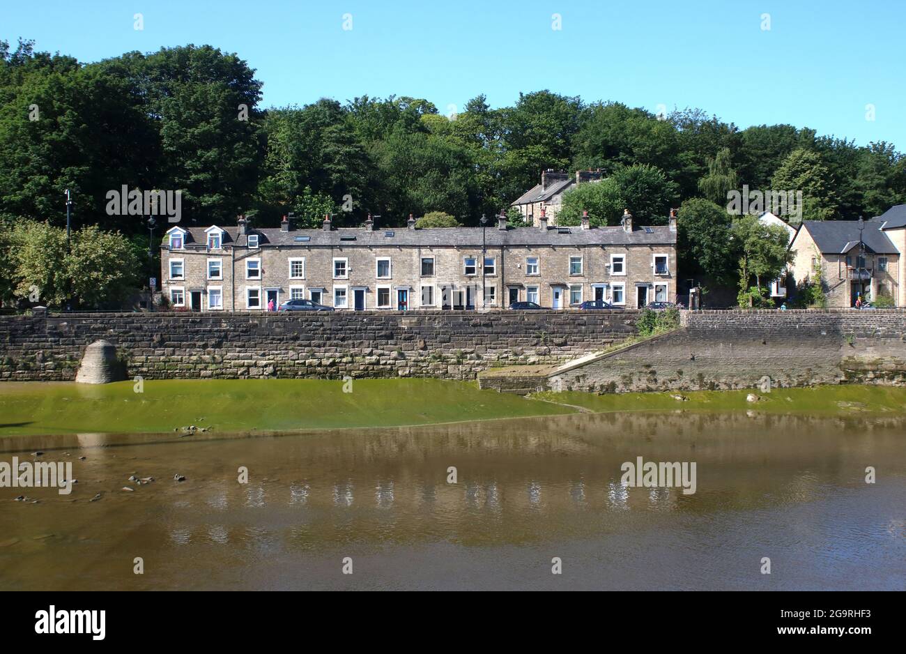 Maisons mitoyennes en pierre sur le quai St Georges à Lancaster, Lancashire, Angleterre, sur la rive de la Lune. Banque D'Images