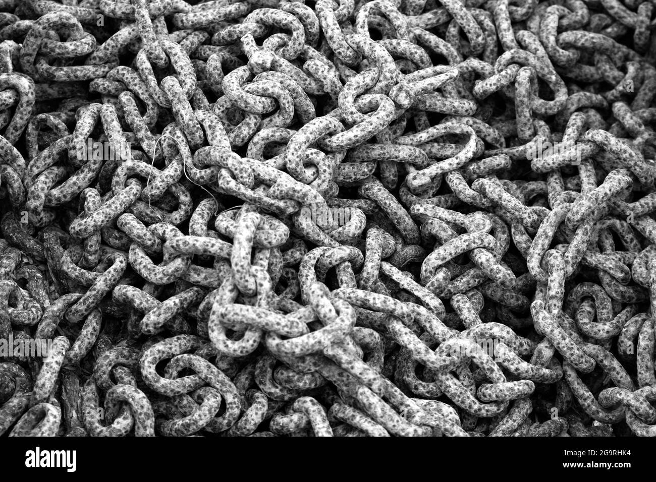 Des filets de pêche, des pots de homard, des chaînes et des flotteurs sont éparpillés autour des chalutiers en activité sur la plage d'East Hill, Hastings. Banque D'Images