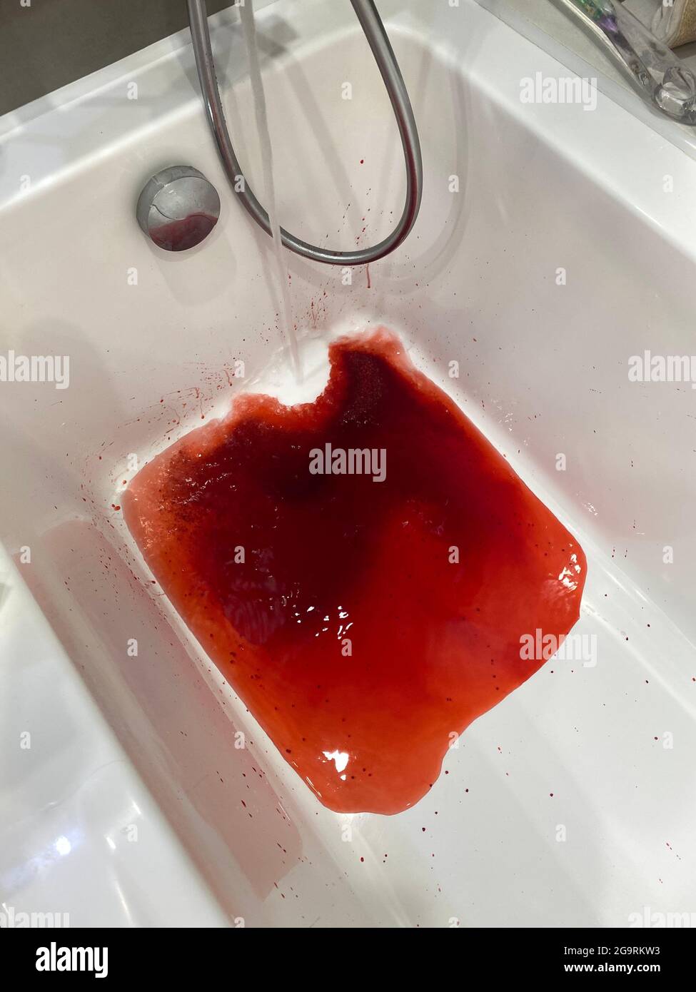 Le sang lavage vers le bas de la vidange. Suicide tentative concept Banque D'Images