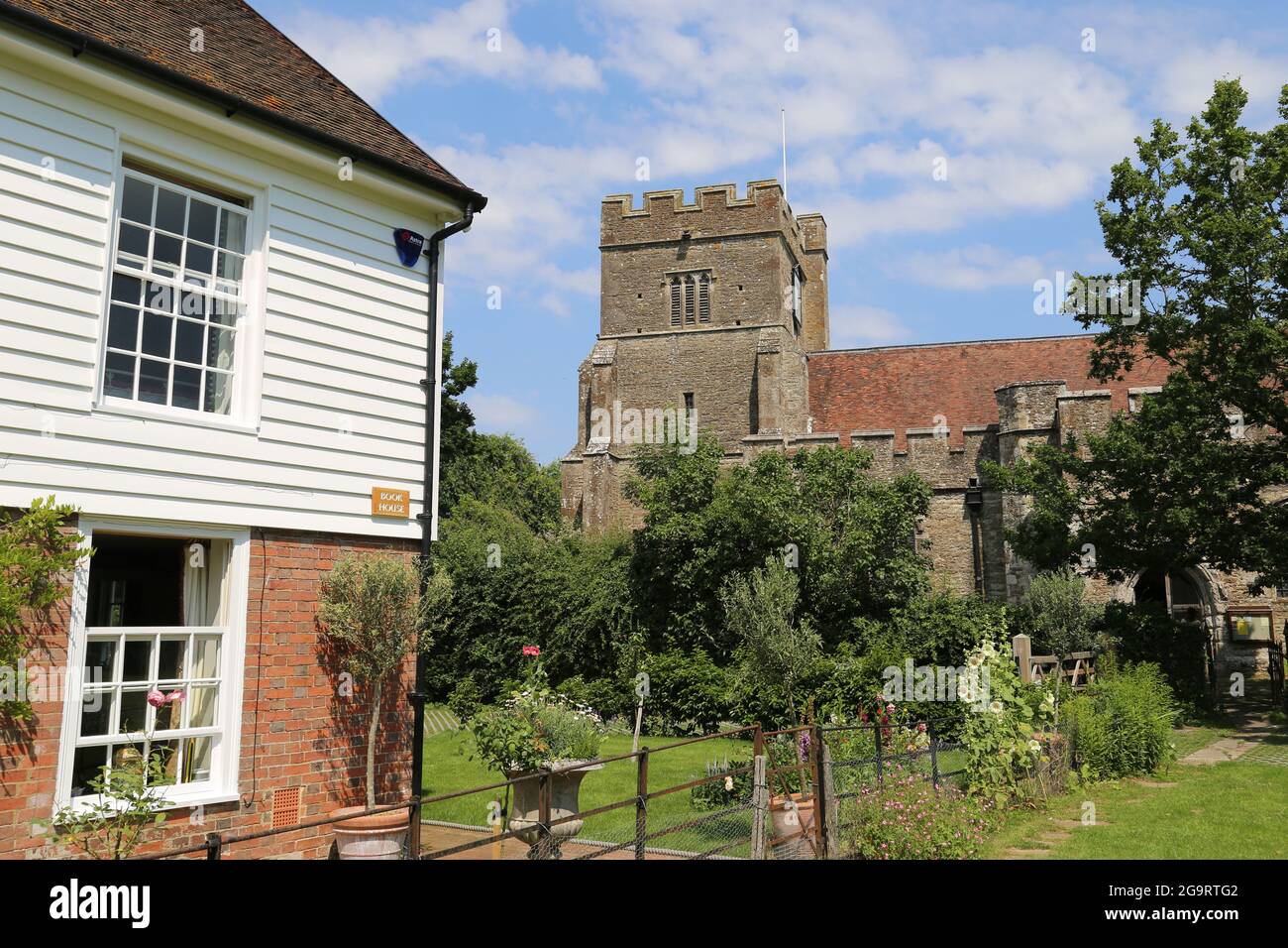 Maison du livre (anciennement Squirrel Cottage) et église St Pierre et St Paul, promenade de l'église, Headcorn, Kent, Angleterre, Grande-Bretagne, Royaume-Uni, Europe Banque D'Images