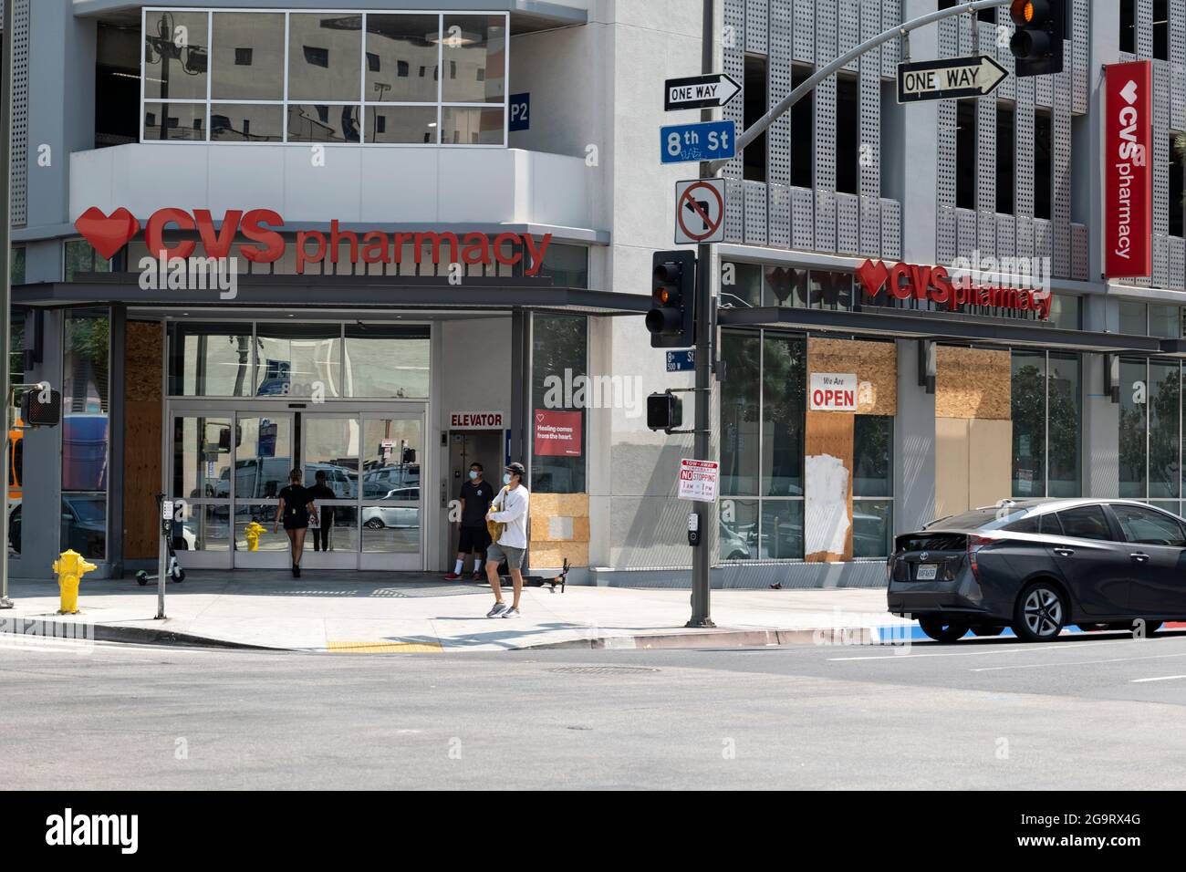 Los Angeles, CA USA - 20 août 2020: Windows sur la pharmacie CVS est monté avec un garde de sécurité après les émeutes de la vie noire et le pillage dans le bas Banque D'Images