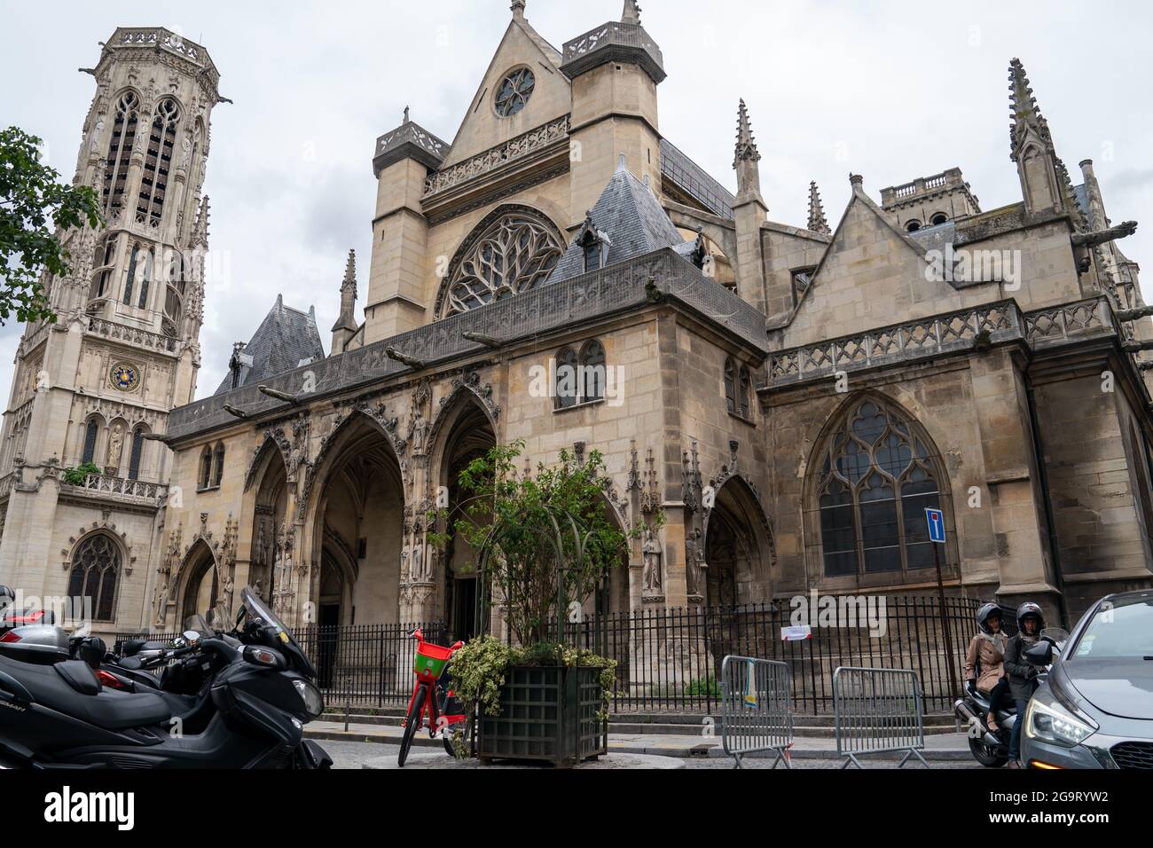 Des personnes et des lieux parisiens aléatoires non identifiés dans les rues de Paris Banque D'Images