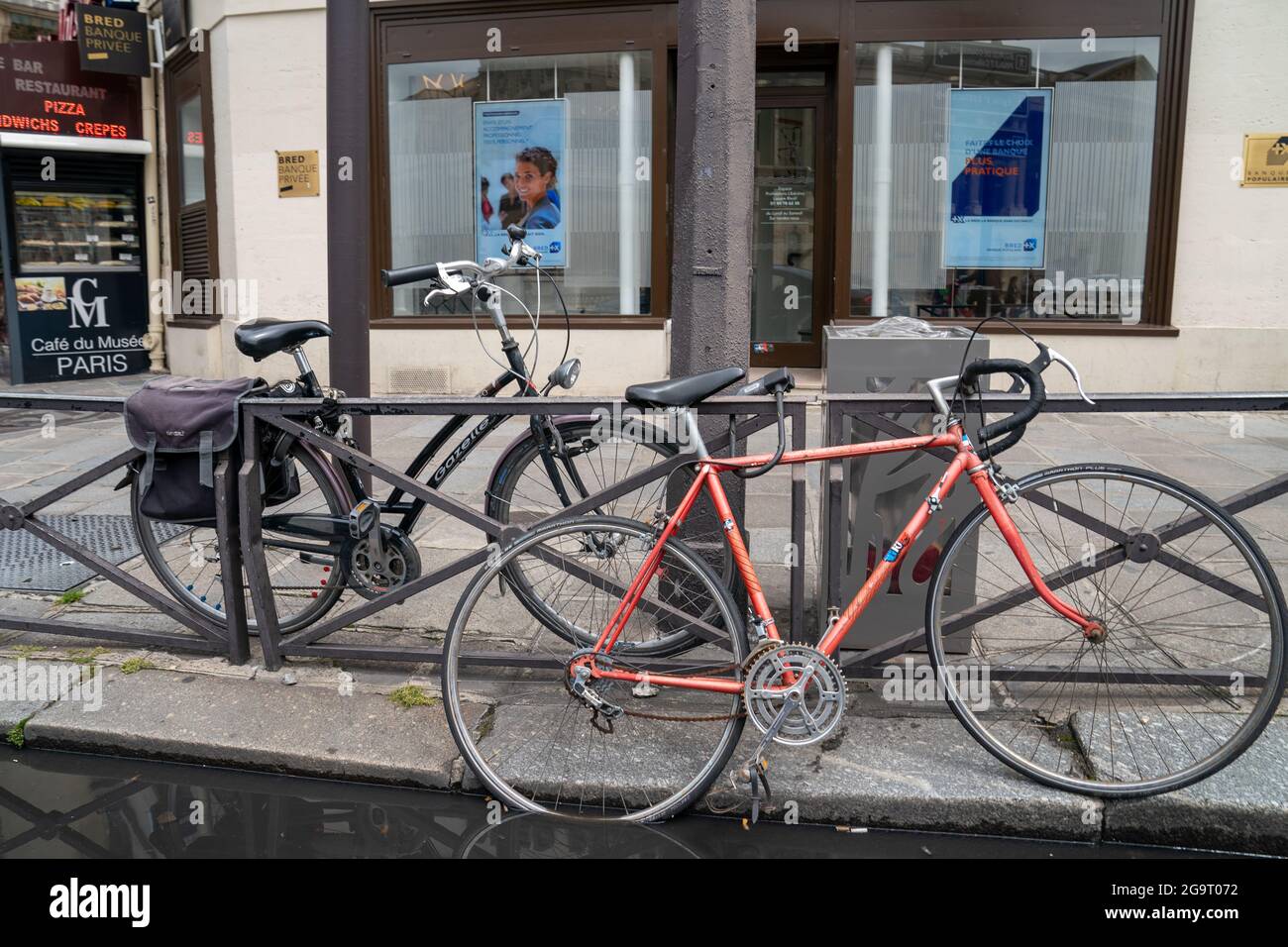 Vélos garés dans les rues de Paris Banque D'Images