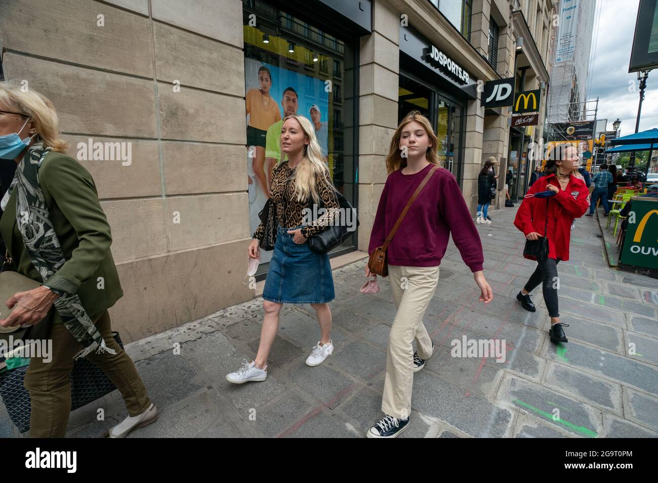 Des personnes et des lieux parisiens aléatoires non identifiés dans les rues de Paris Banque D'Images