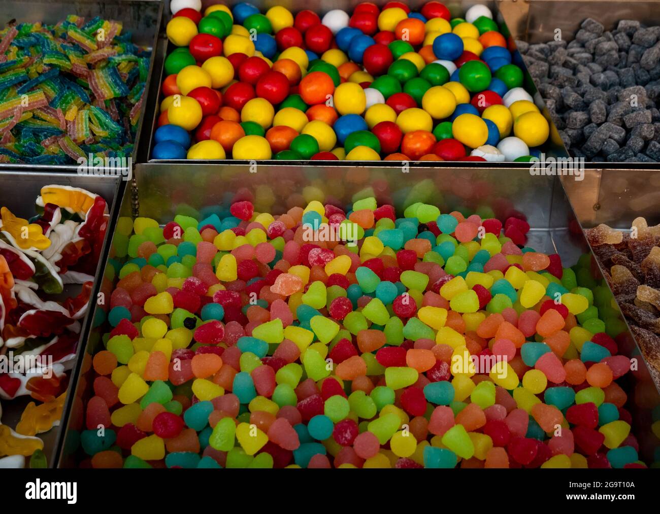 Différents types de bonbons colorés aux saveurs différentes à vendre au comptoir du marché Banque D'Images