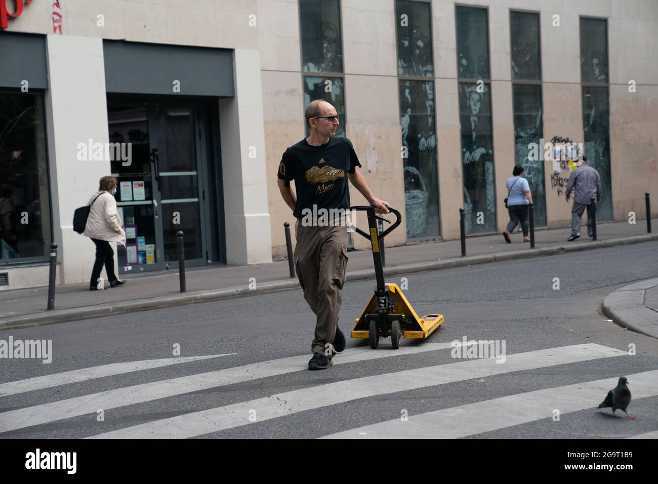 Des personnes et des lieux parisiens aléatoires non identifiés dans les rues de Paris Banque D'Images