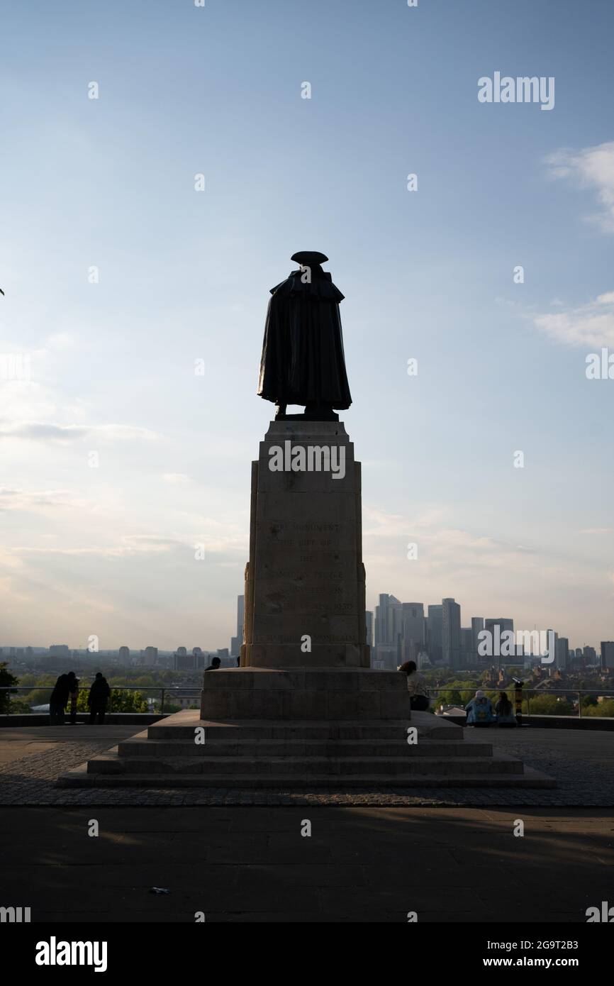 Statue devant London City Landscape Banque D'Images
