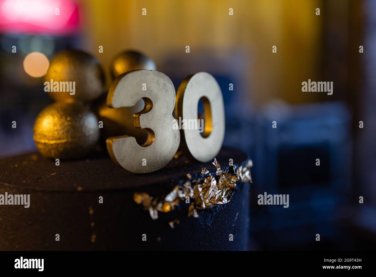 Gâteau d'anniversaire numéro 30 étoiles ciel et lune concept, la bougie bleue est le feu par plus léger. CopySpace sur le côté droit de l'écran. Vue rapprochée Banque D'Images