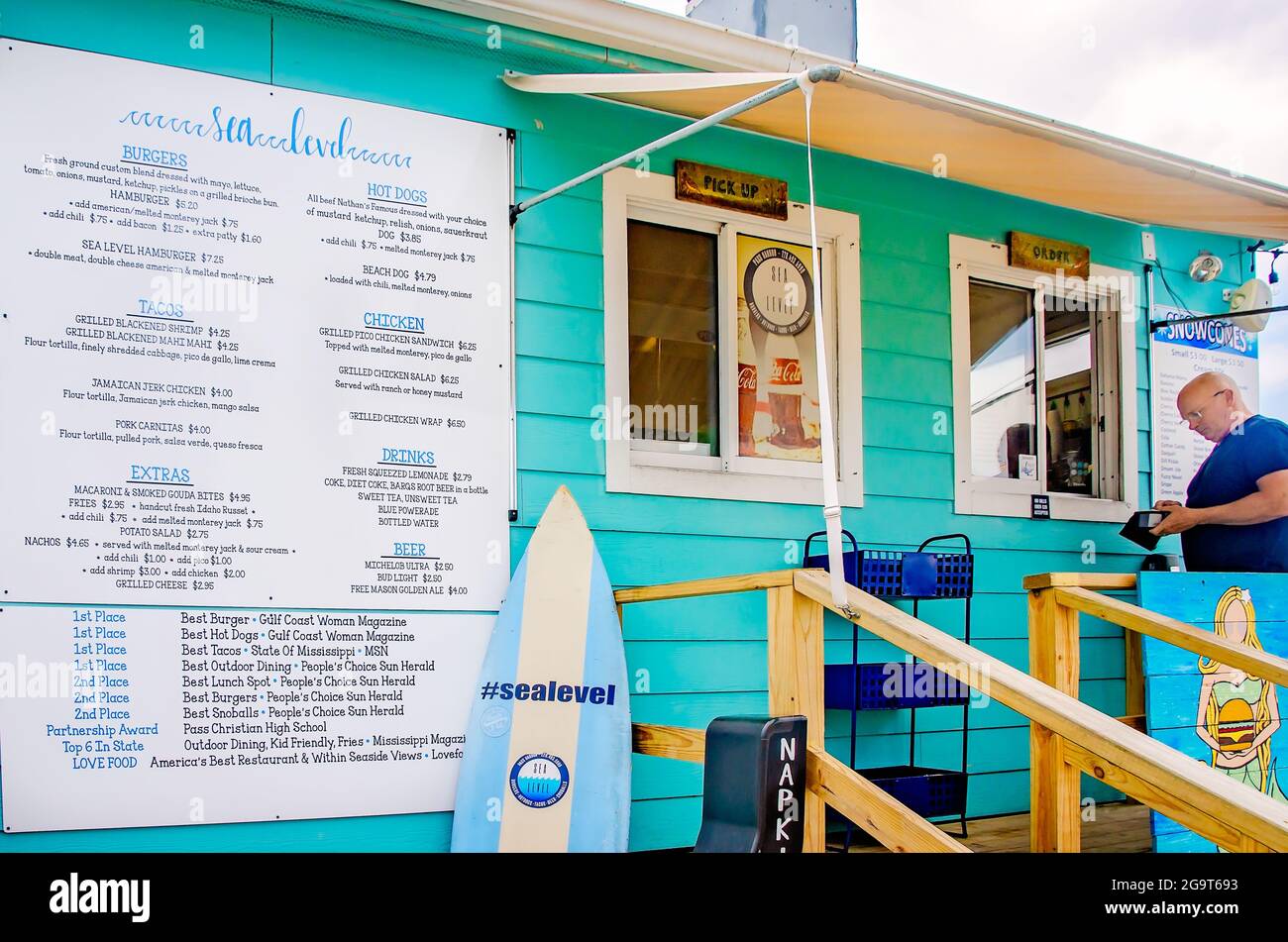 Un homme commande de la nourriture au stand de nourriture au niveau de la mer, le 24 juillet 2021, à Pass Christian, Mississippi. Le stand de restauration est spécialisé dans les plats de restauration rapide comme nacho Banque D'Images