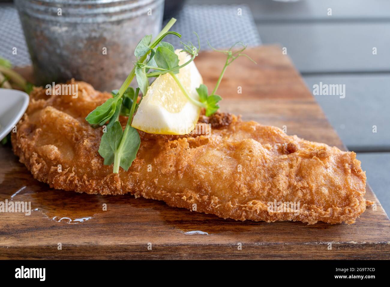 Des Fish and chips sont servis dans un restaurant à Borgholm, sur l''île suédoise de la mer Baltique, à l''Öland. Banque D'Images