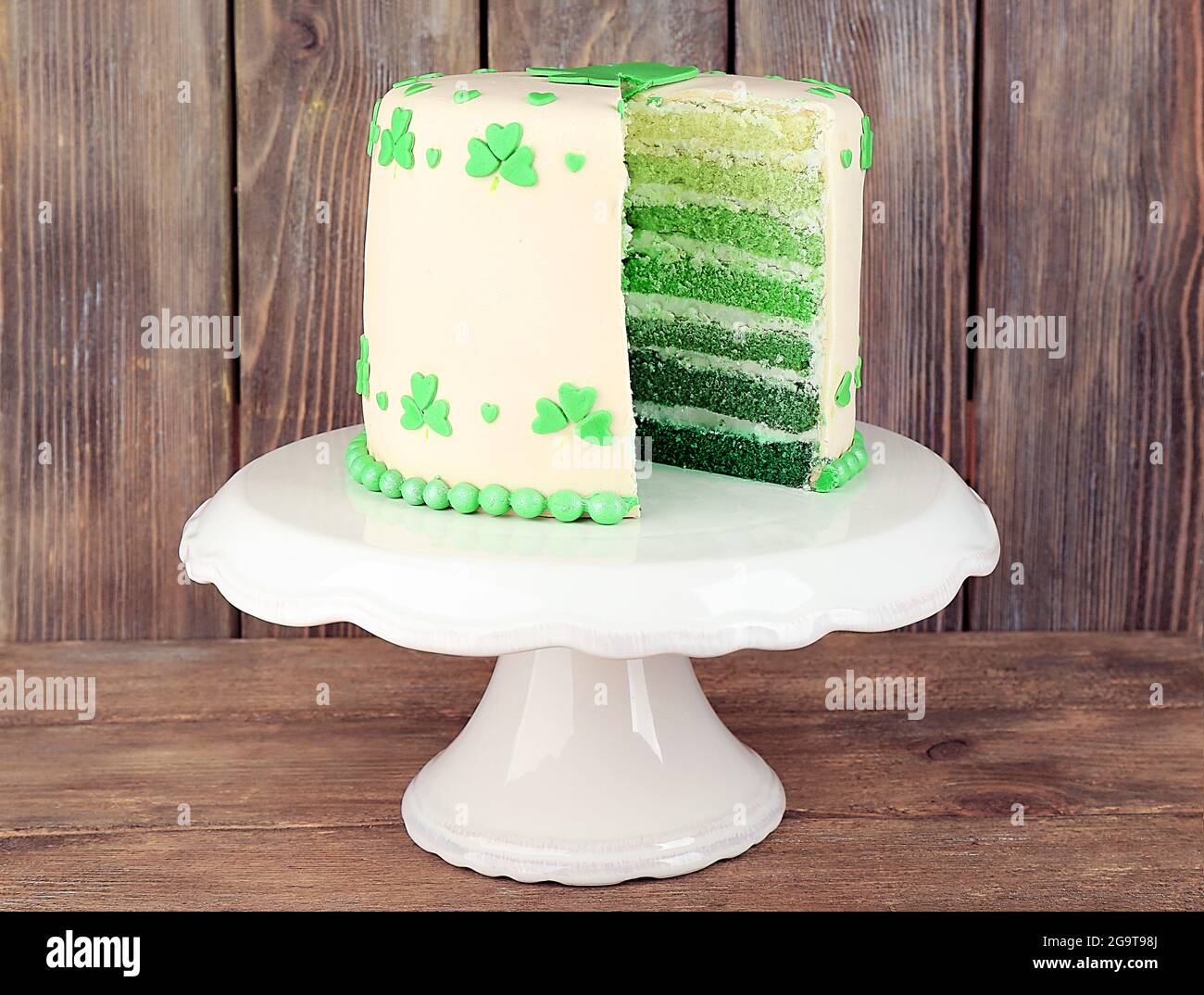 Gateau En Tranches Pour La Saint Patrick Sur Stand Et Fond En Bois Photo Stock Alamy