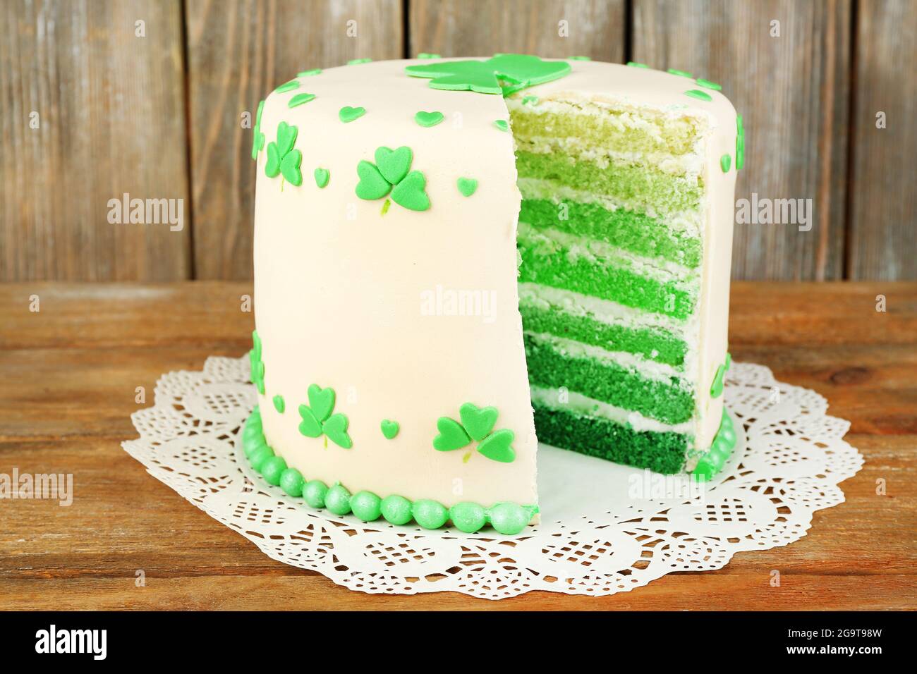 Gateau En Tranches Pour La Saint Patrick Sur Fond De Planches En Bois Photo Stock Alamy