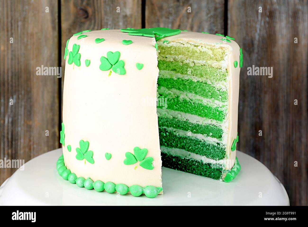 Gateau En Tranches Pour La Saint Patrick Sur Stand Et Fond En Bois Photo Stock Alamy