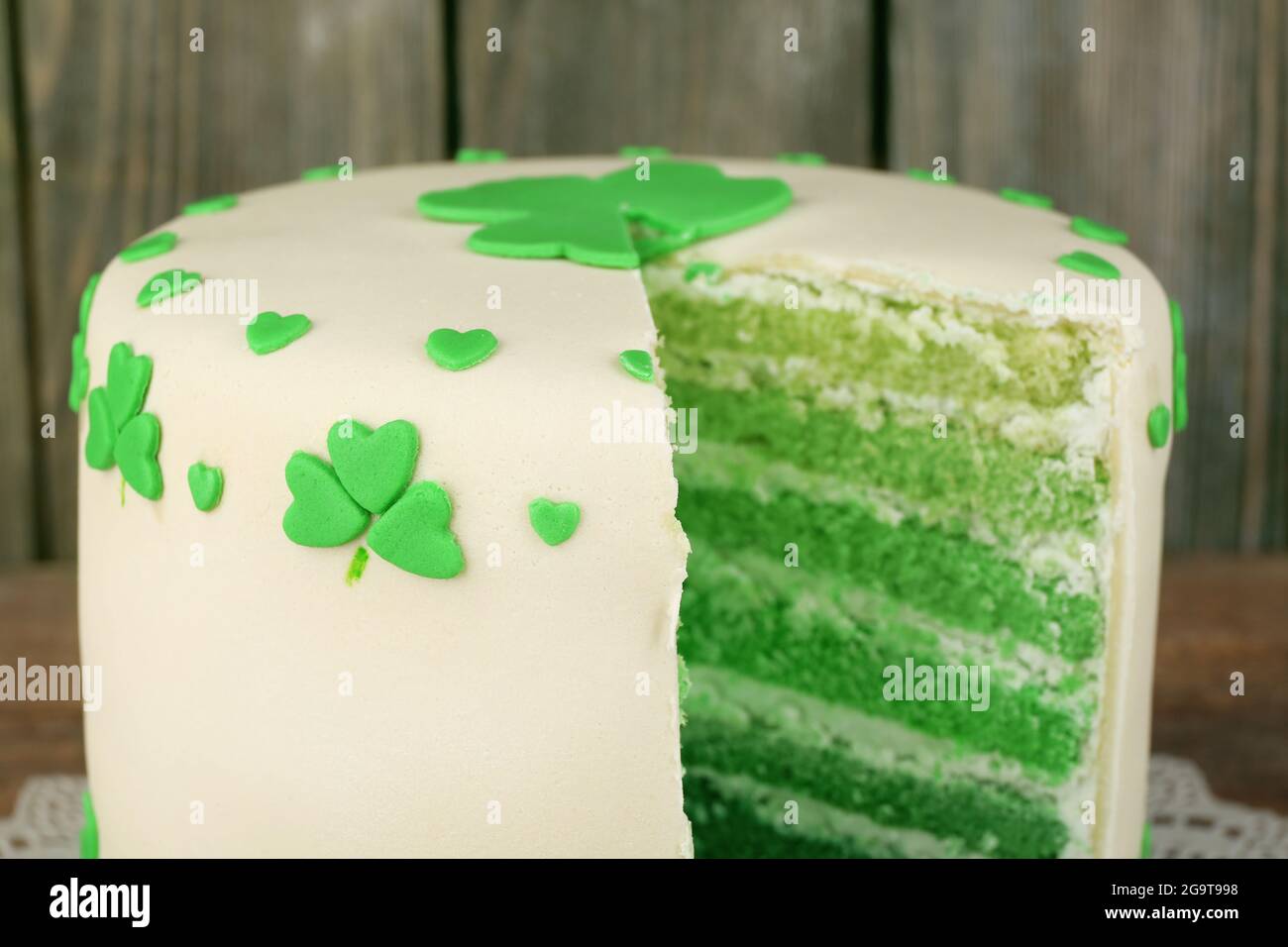 Gateau En Tranches Pour La Saint Patrick Sur Fond De Planches En Bois Photo Stock Alamy