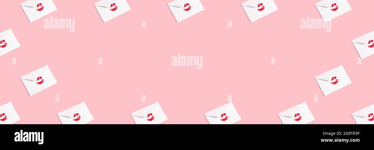 Rouge à lèvres baiser sur enveloppe blanche sur fond rose pastel. Concept de correspondance minimale. Lettre d'amour. Bannière pour le site Web. Banque D'Images