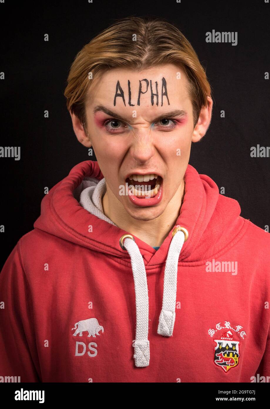 Jeune homme efféminé essayant de ressembler à un mâle Alpha Banque D'Images