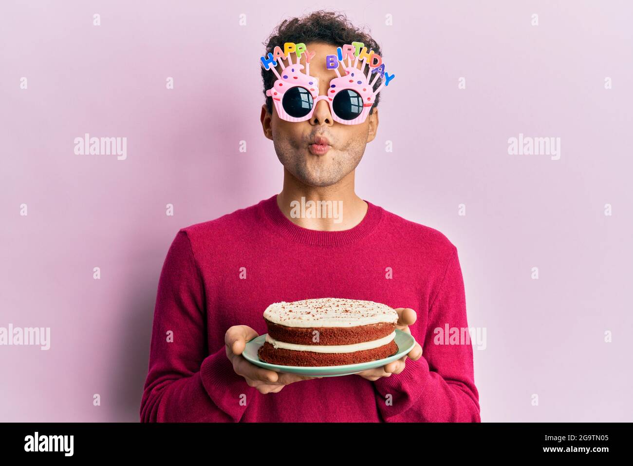 Beau Hispanique Homme Portant Drole Joyeux Anniversaire Verres Tenant Gateau Faisant Le Visage De Poisson Avec La Bouche Et Les Yeux De Accroupir Fou Et Comique Photo Stock Alamy Beau Hispanique Homme Portant Drole Joyeux Anniversaire Verres Tenant Gateau Faisant Le Visage De Poisson Avec La Bouche Et Les Yeux De Accroupir Fou Et Comique Photo Stock Alamy