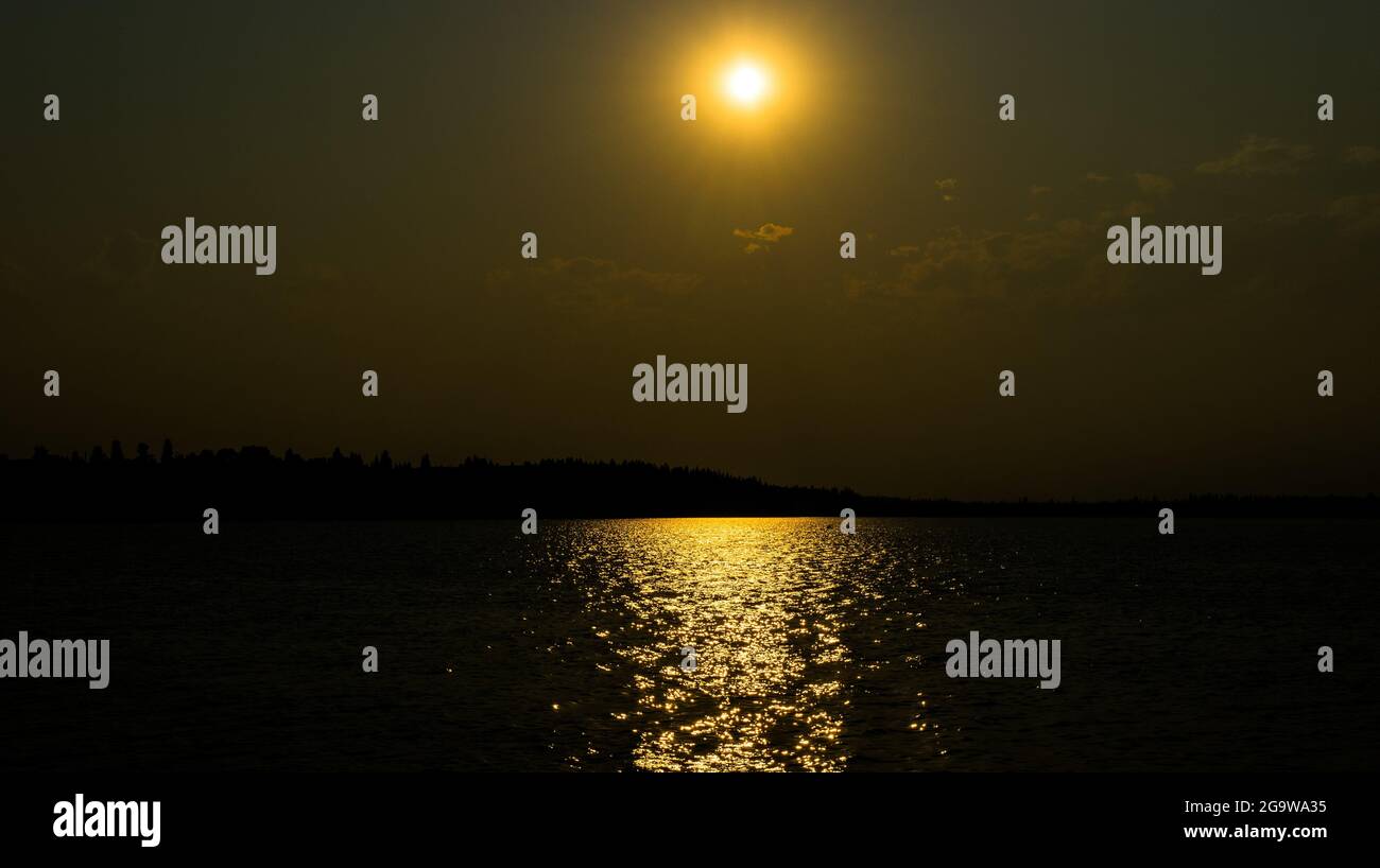 Coucher de soleil dans un ciel rempli de fumée. Banque D'Images