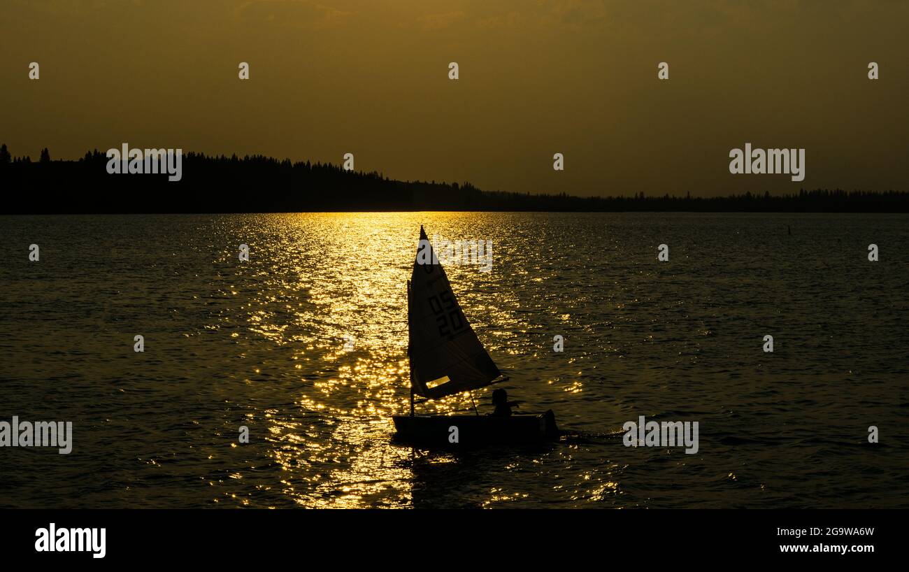 Coucher de soleil dans un ciel rempli de fumée. Banque D'Images