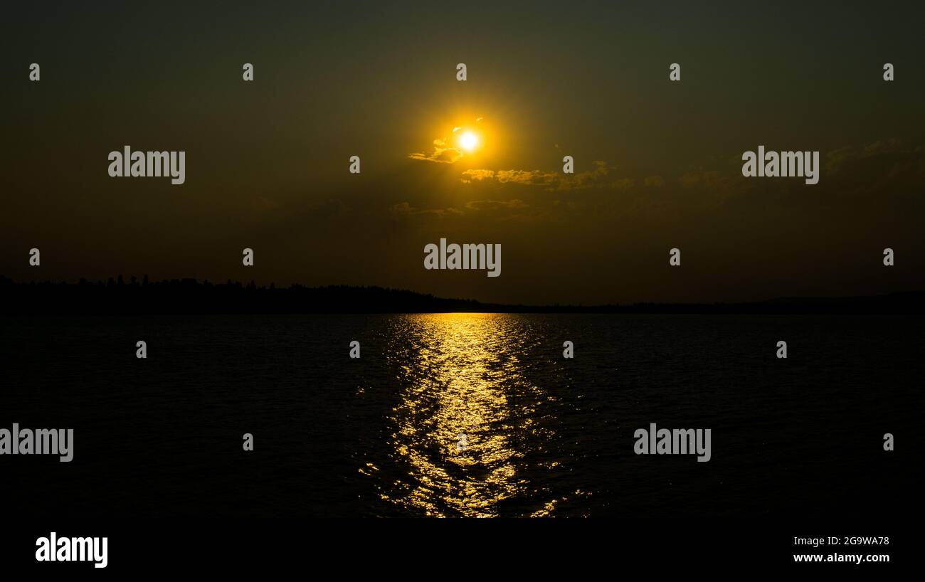 Coucher de soleil dans un ciel rempli de fumée. Banque D'Images