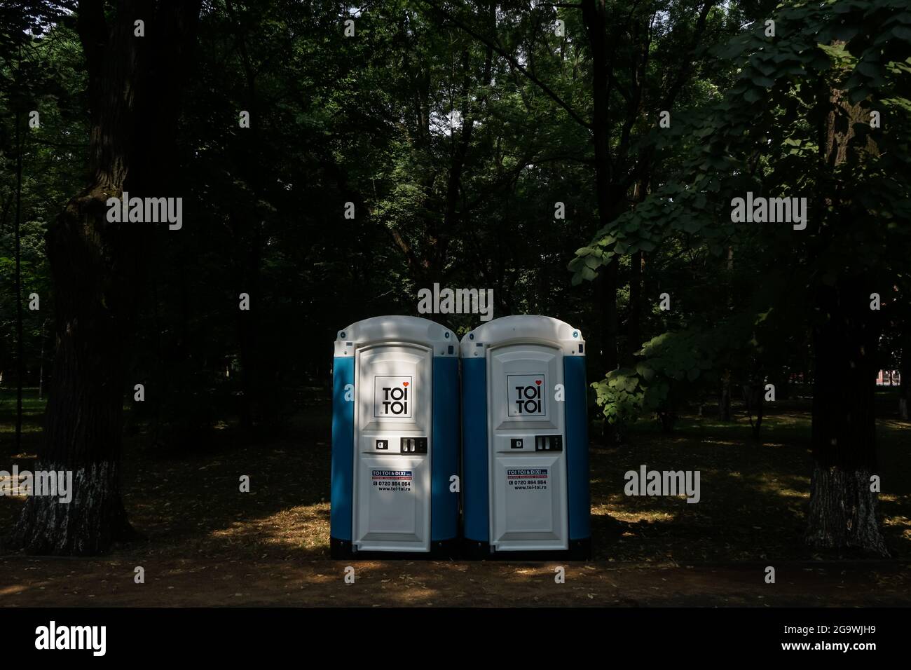 Bucarest, Roumanie - 20 juillet 2021 : deux cabines de toilettes publiques portables en plastique dans un parc de Bucarest. Banque D'Images