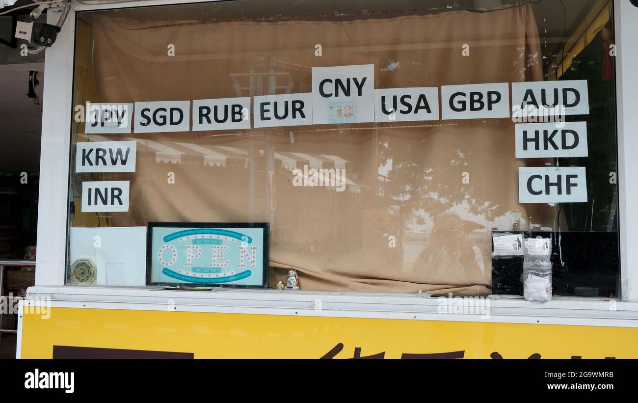 Boutique fermée Walking Street Pattaya Thaïlande voir les panneaux Banque D'Images