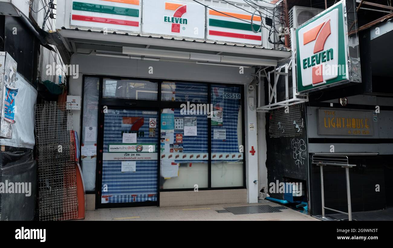 Boutique fermée Walking Street Pattaya Thaïlande voir les panneaux Banque D'Images