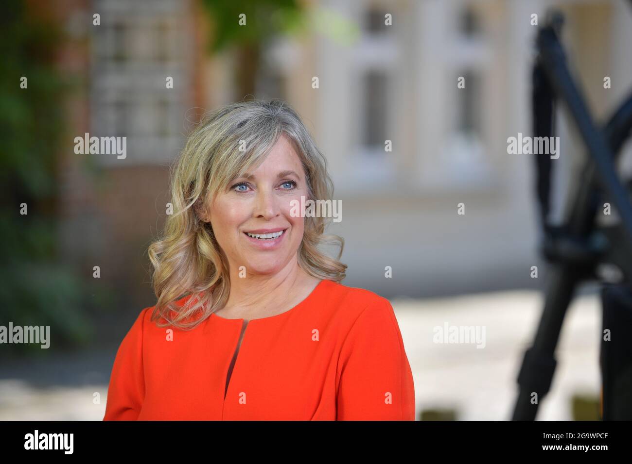 24 juillet 2021, Basse-Saxe, Lüneburg: Actrice Nicole Ernst comme Katrin Zeese pendant le tournage de l'ARD telenovela 'Rote Rosen'. Elle est la nouvelle actrice principale de 'Rote Rosen'. L'homme de 48 ans joue un coma dans la série de l'après-midi de Lüneburg, qui s'est réveillé après sept ans. (À dpa 'Red Roses': Un démarrage difficile pour la nouvelle héroïne') photo: Michael Behns/dpa Banque D'Images