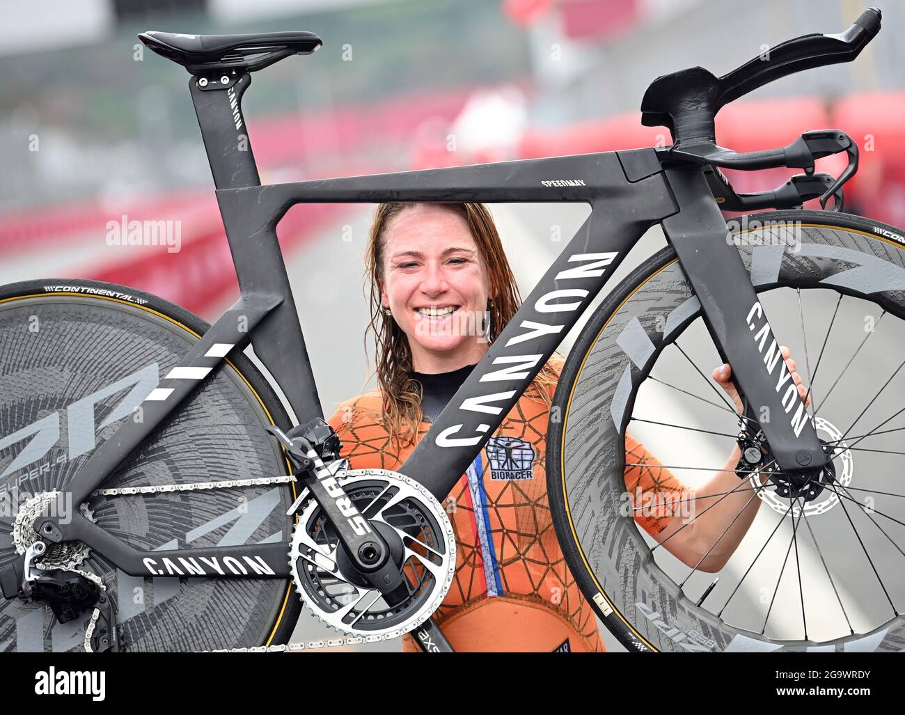 Oyama, Japon. 28 juillet 2021. Cyclisme : Jeux Olympiques, Oyama (22,10 km), essai individuel des femmes au Fuji International Speedway. Annemiek van Vleuten, des pays-Bas, se réjouit de la victoire. Credit: Sebastian Gollnow/dpa/Alay Live News Banque D'Images