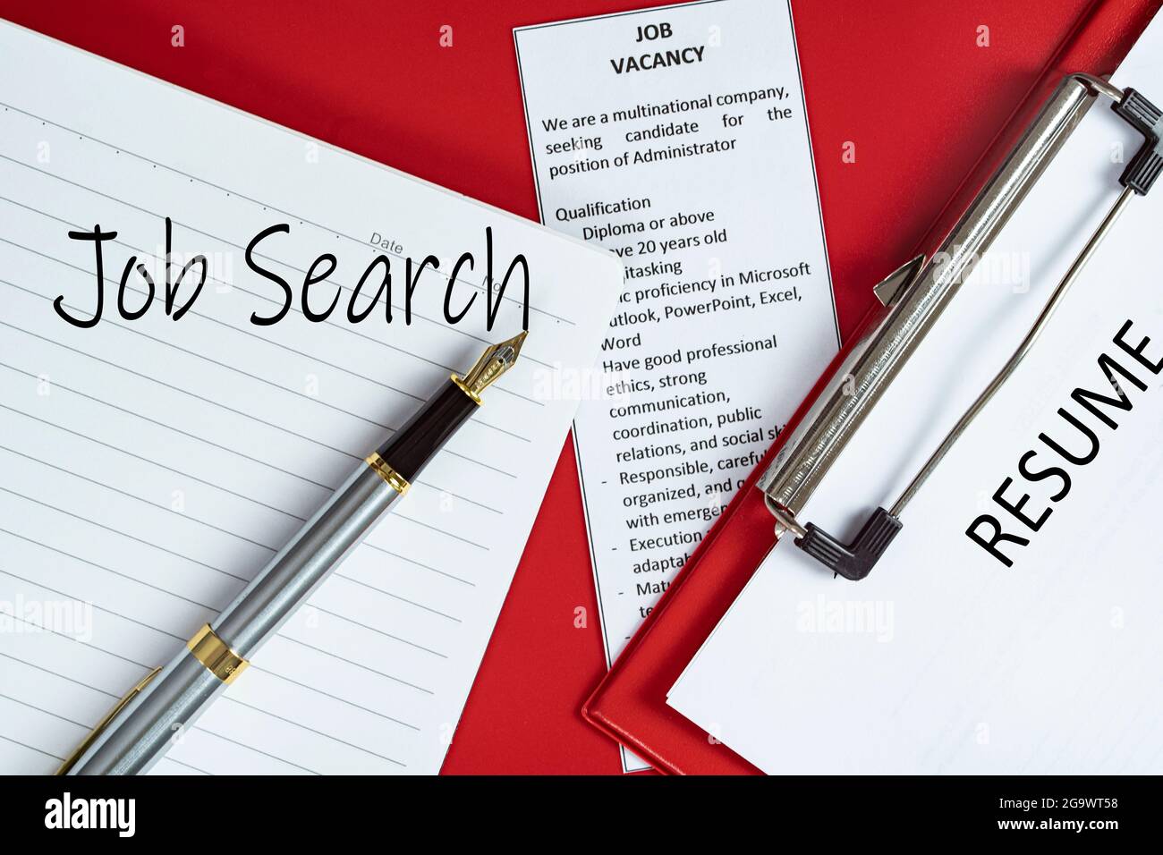 Business concept - mise en page de bloc-notes, publicité, stylo et CV sur presse-papiers avec texte recherche d'emploi Banque D'Images