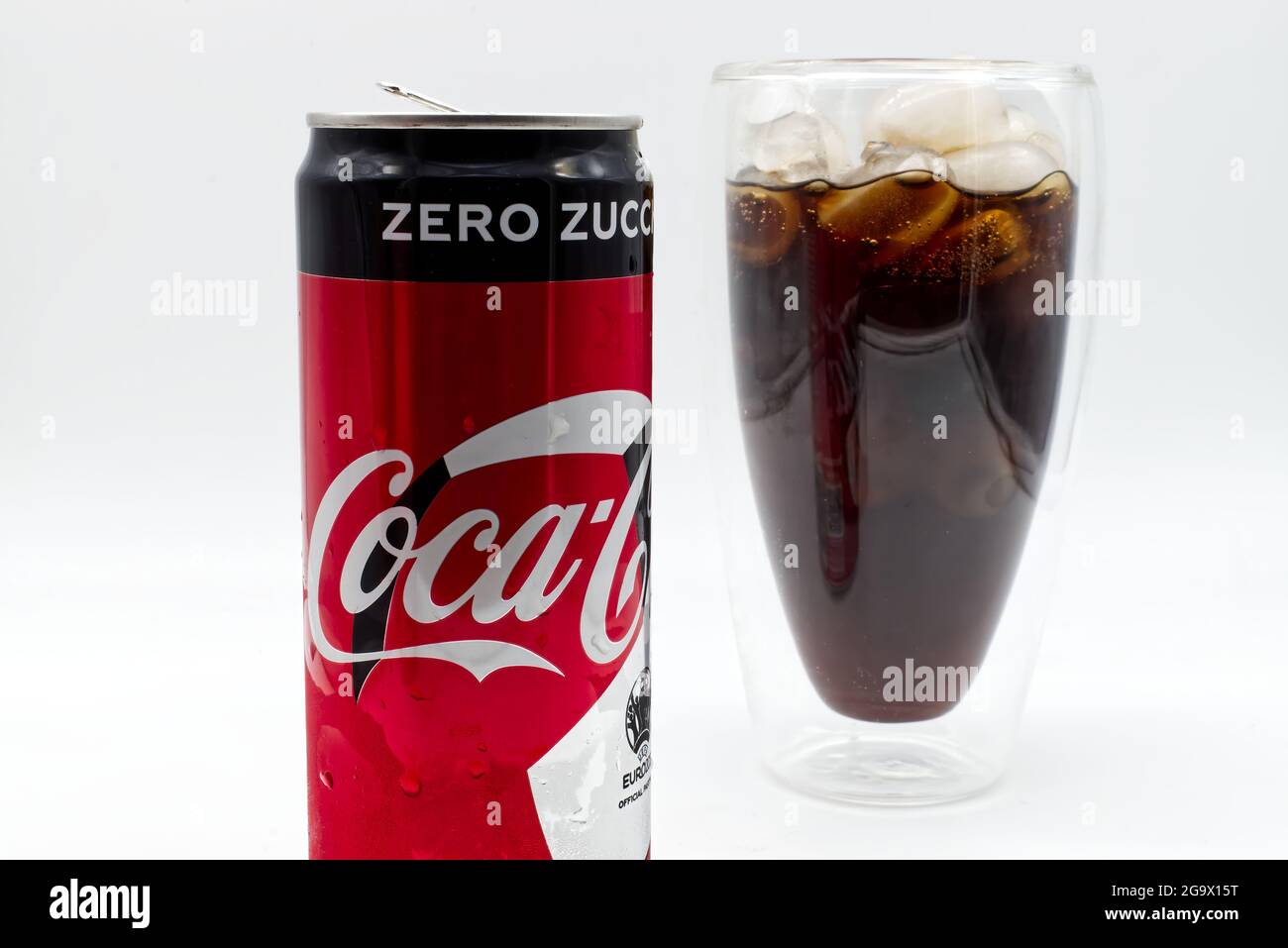 Une canette et un verre avec de la glace de Coca Cola Photo Stock - Alamy