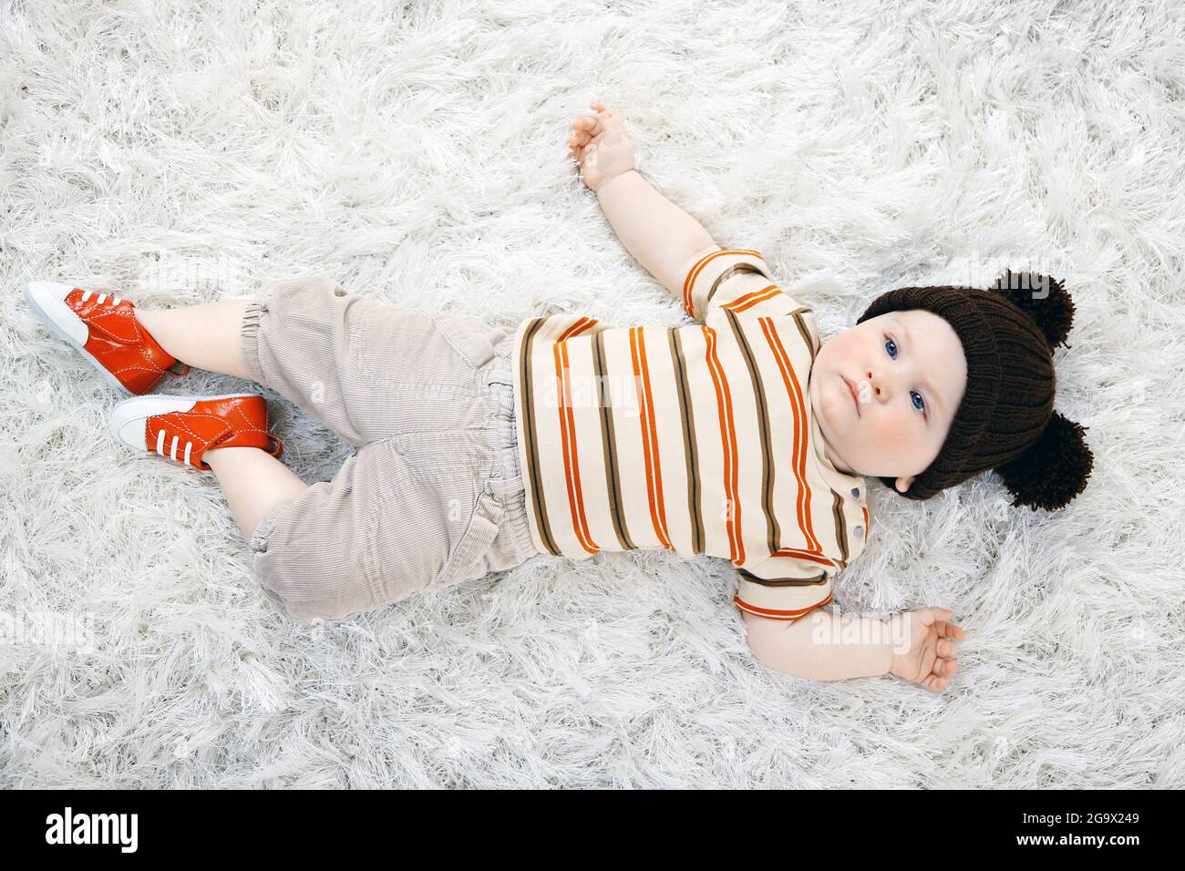 Mignon Bebe Garcon Couche Sur La Moquette Vue Du Dessus Photo Stock Alamy