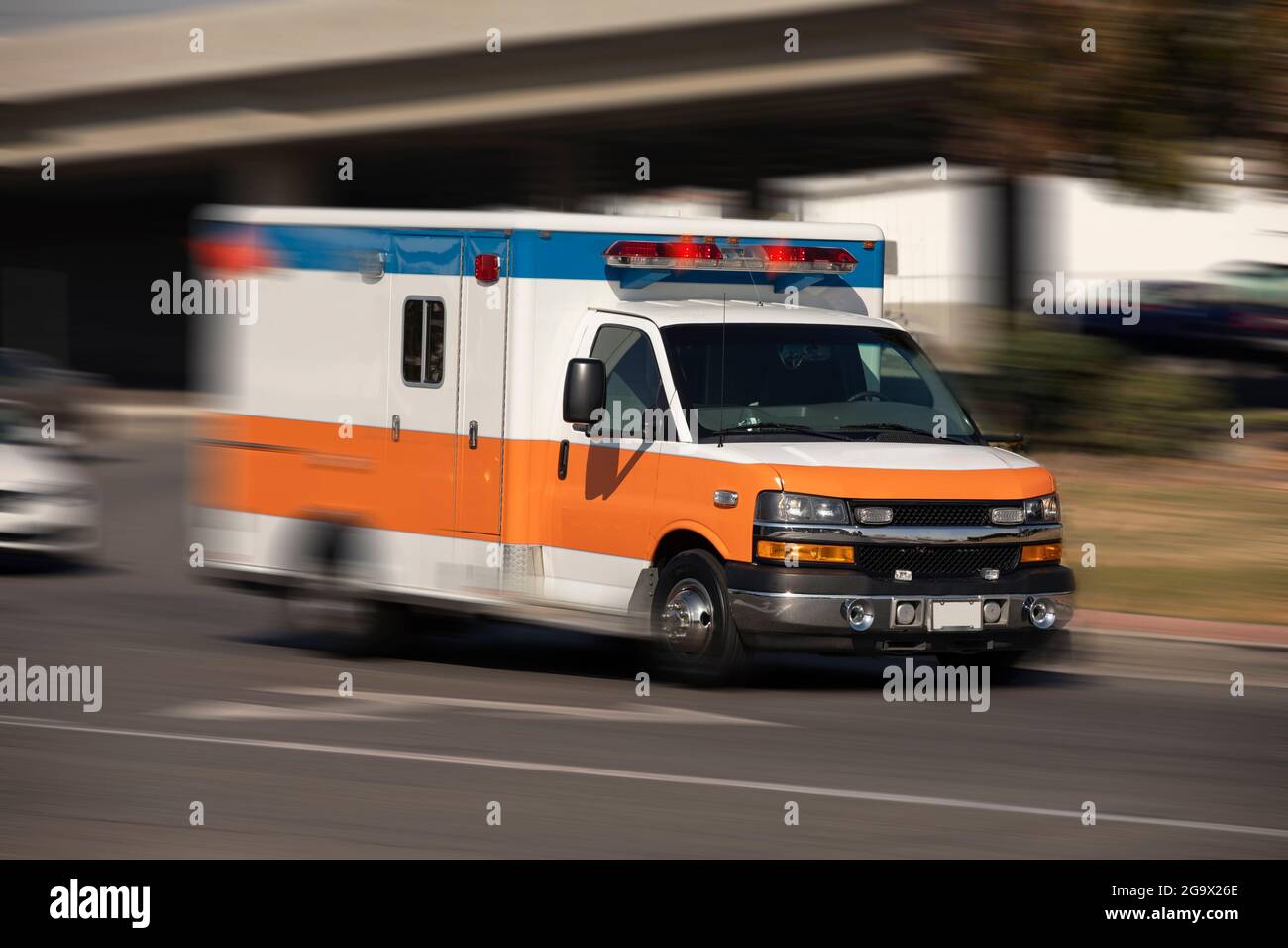 Une ambulance se lance pour répondre aux situations d'urgence. Banque D'Images