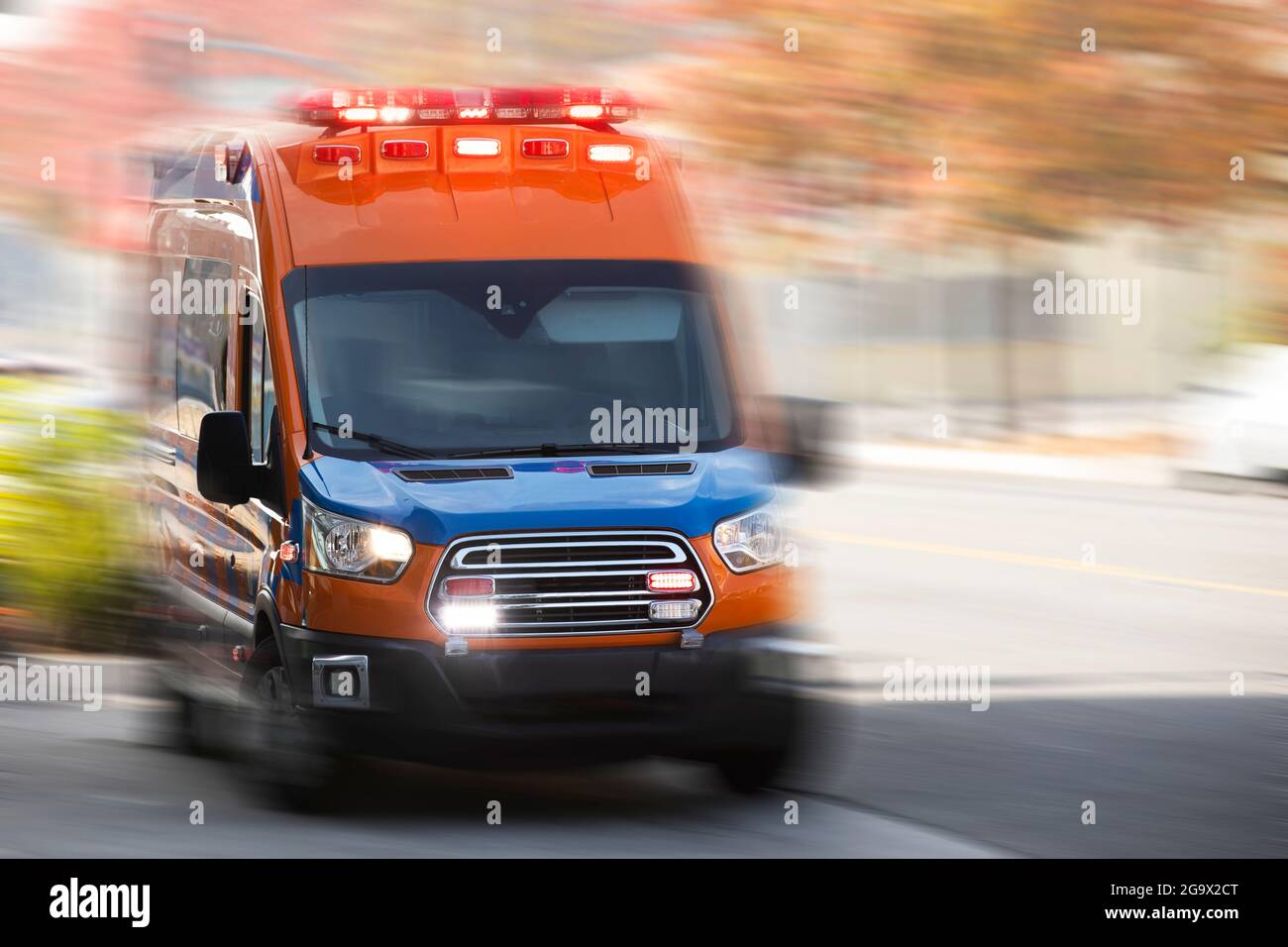 Une ambulance se lance pour répondre aux situations d'urgence. Banque D'Images