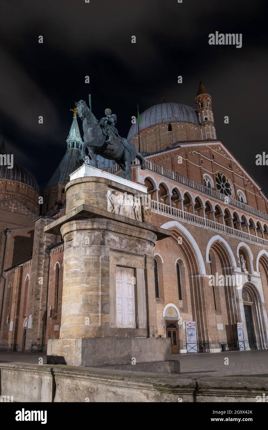 Vue de nuit sur la basilique Saint-Antoine de Padoue Banque D'Images