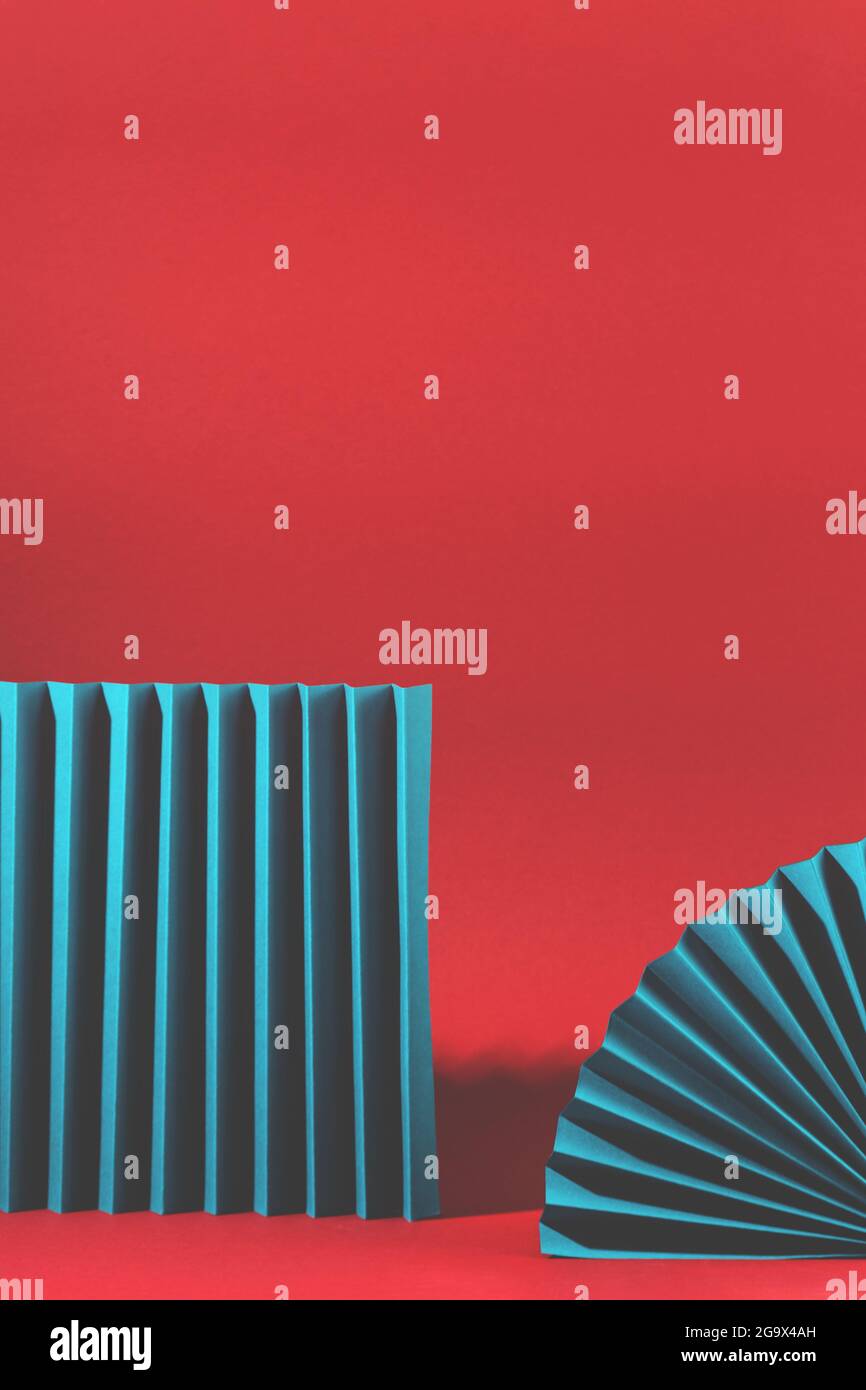 Scène rétro minimaliste avec formes géométriques de couleur nautique sur fond rouge. Espace vide pour la présentation du produit. Banque D'Images