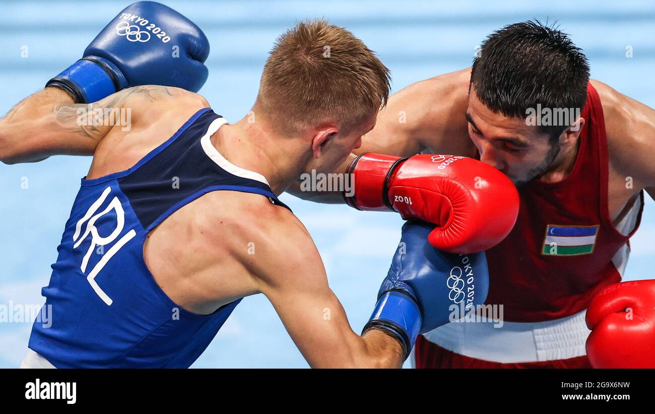 Tokyo, Japon. 28 juillet 2021. Mirazizbek Mirzakhalilov d'Ouzbékistan (R) lutte contre Kurt Anthony Walker d'Irlande lors de la manche de 16 de la plume d'homme de boxe (52-57kg) aux Jeux Olympiques de Tokyo 2020 à Tokyo, Japon, 28 juillet 2021. Credit: Ou Dongqu/Xinhua/Alamy Live News Banque D'Images