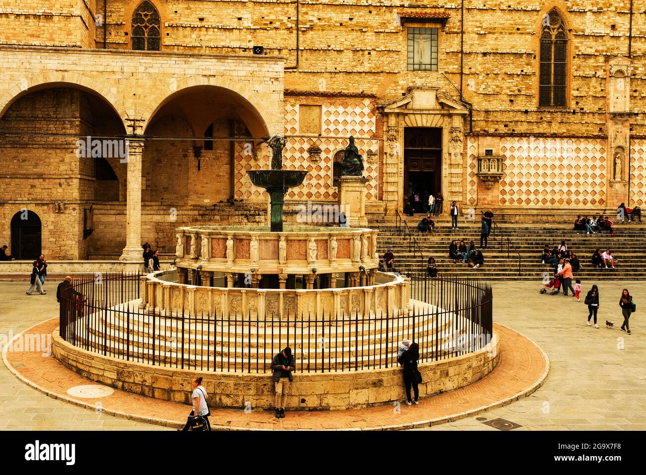 Fontana Maggiore en face de la cathédrale de San Lorenzo à Pérouse en Italie Banque D'Images