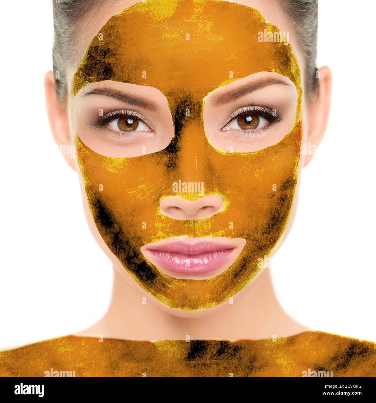Luxe pur 24k or masque feuille corps enveloppement et soin du visage beauté asiatique femme visage portrait. Cosmétologie soin de la peau thérapie avec la vraie feuille d'or Banque D'Images