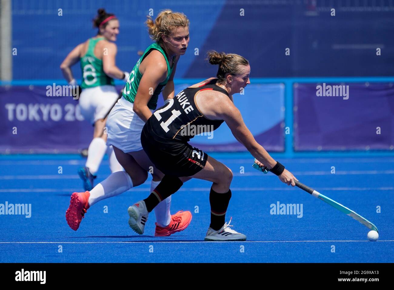 Franzisca Hauke (21), en Allemagne, dribbles le ballon contre Zara Malseed, en Irlande, qui est parti, lors d'un match de hockey féminin aux Jeux olympiques d'été de 2020, le mercredi 28 juillet 2021, à Tokyo, Japon. (Photo AP/John Minchillo) Banque D'Images