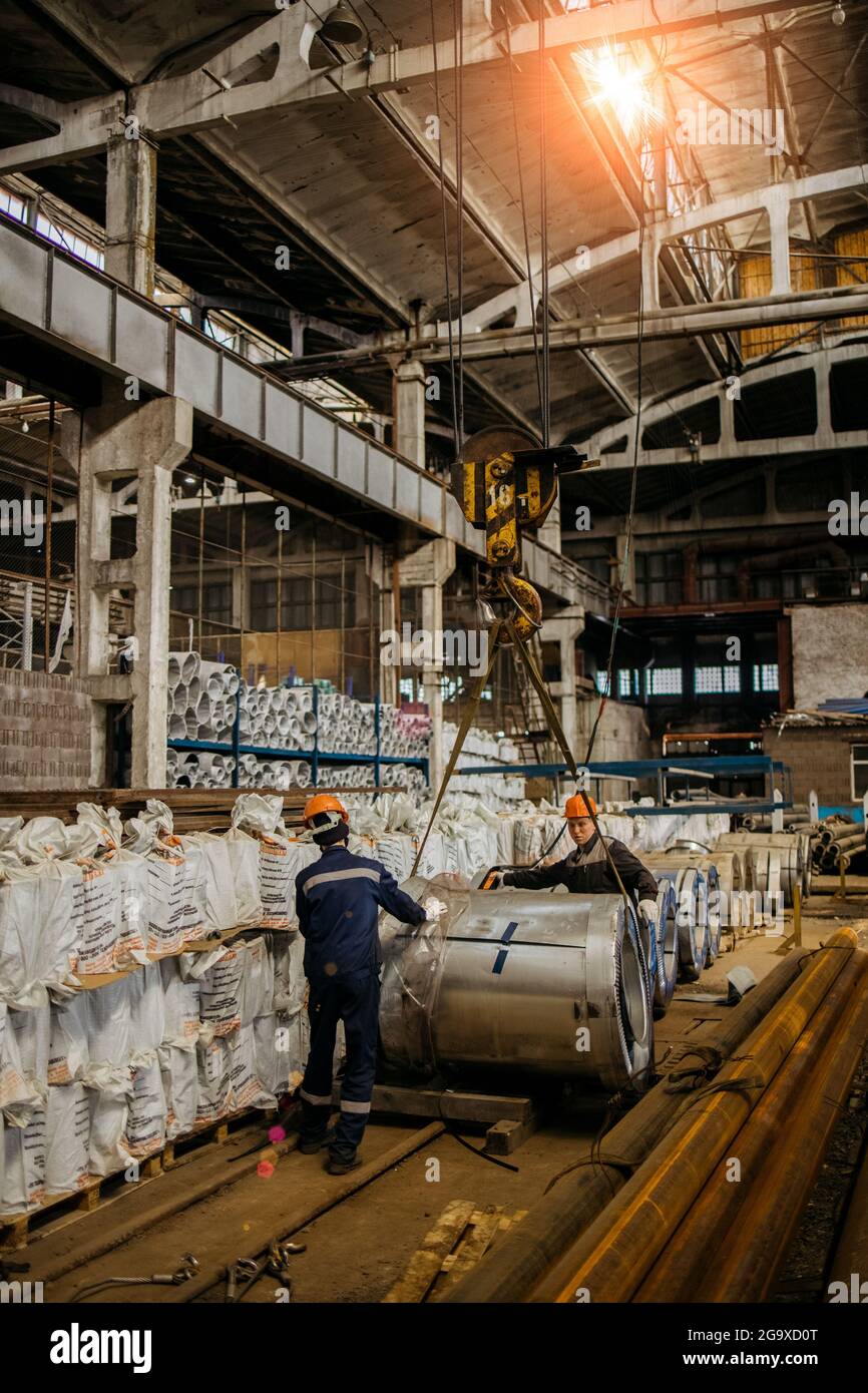 la production de ventilation et de gouttières, le chargement sur une grue Banque D'Images