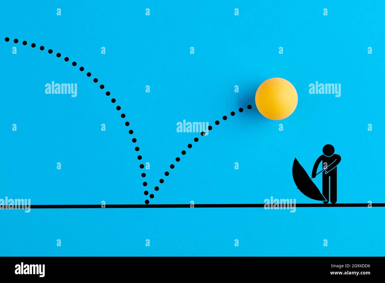 Notion d'assurance, de catastrophe, de malchance, d'accident, de risque ou de danger. Le saut de balle de tennis de table est sur le point de frapper une icône d'homme essayant d'ouvrir son parapluie. Banque D'Images