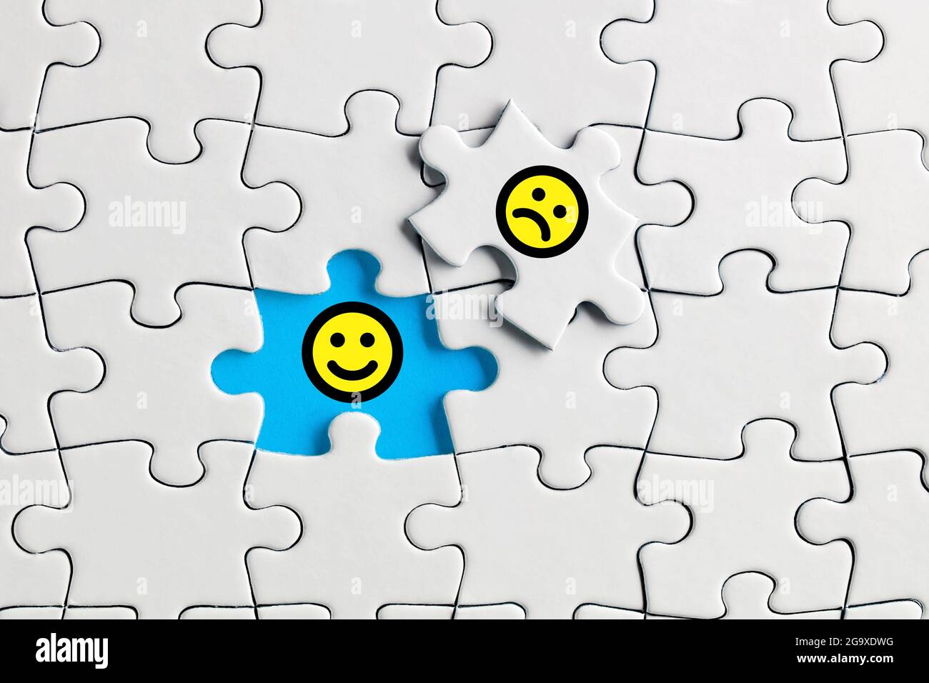 Visage souriant et heureux exposé sous l'icône de visage malheureux sur la pièce manquante du puzzle. Concept de satisfaction client. Banque D'Images