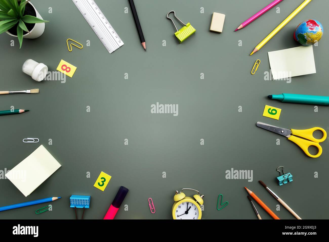 Retour à l'école plan conceptuel avec différents objets de fournitures de bureau et zone de copie pour le texte. Concept pour les élèves du primaire et du secondaire o Banque D'Images