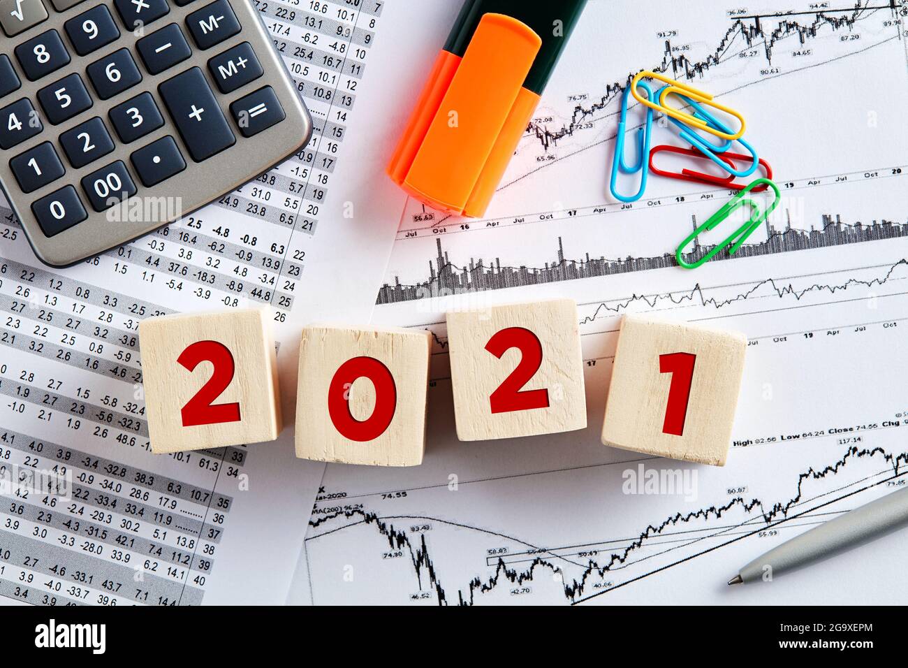 L'année 2021 sur des cubes en bois avec bureau. Planification des affaires, de l'économie et des finances pour le concept de l'an 2021. Banque D'Images