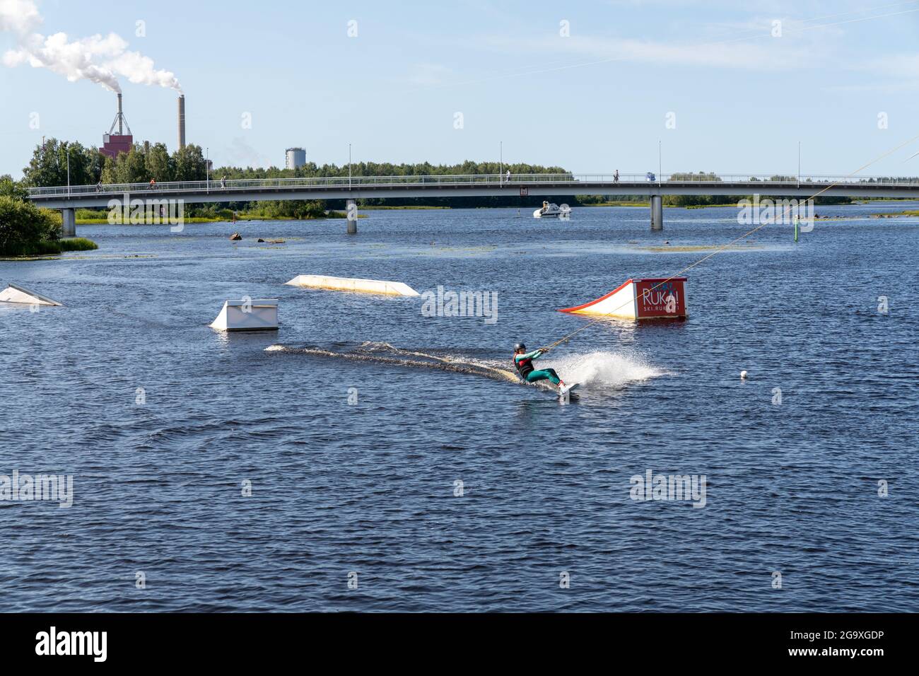 Oulu, Finlande - 25 juillet 2021 : wakeboarder s'amuser dans le parc d'attractions du centre-ville d'Oulu lors d'une belle journée d'été Banque D'Images