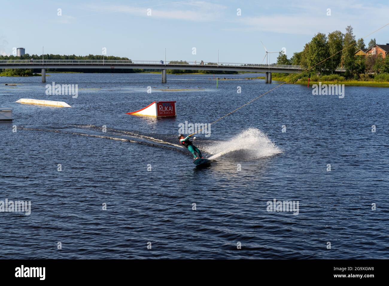 Oulu, Finlande - 25 juillet 2021 : wakeboarder s'amuser dans le parc d'attractions du centre-ville d'Oulu lors d'une belle journée d'été Banque D'Images