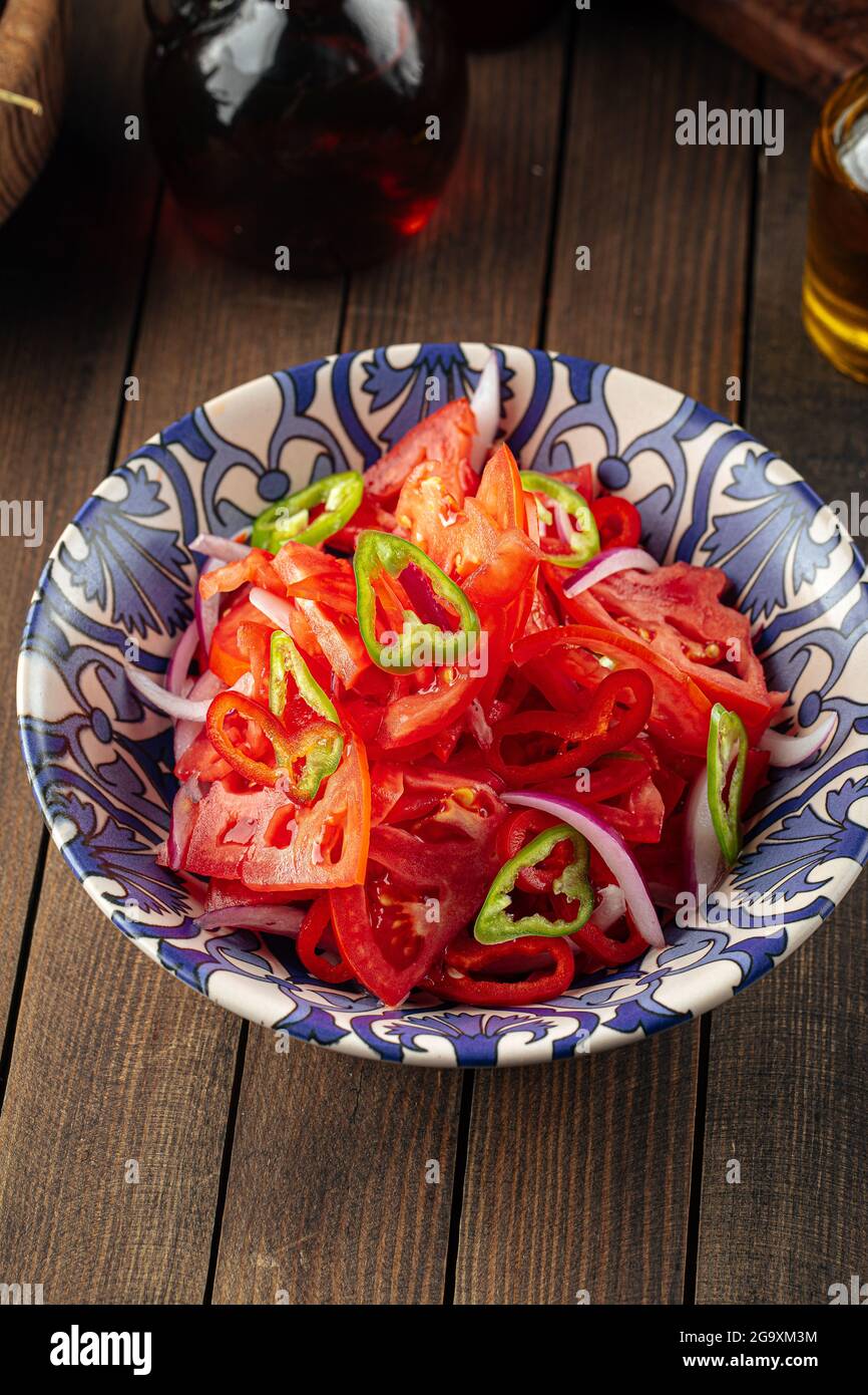 Salade ouzbek avec tomates et poivre Banque D'Images