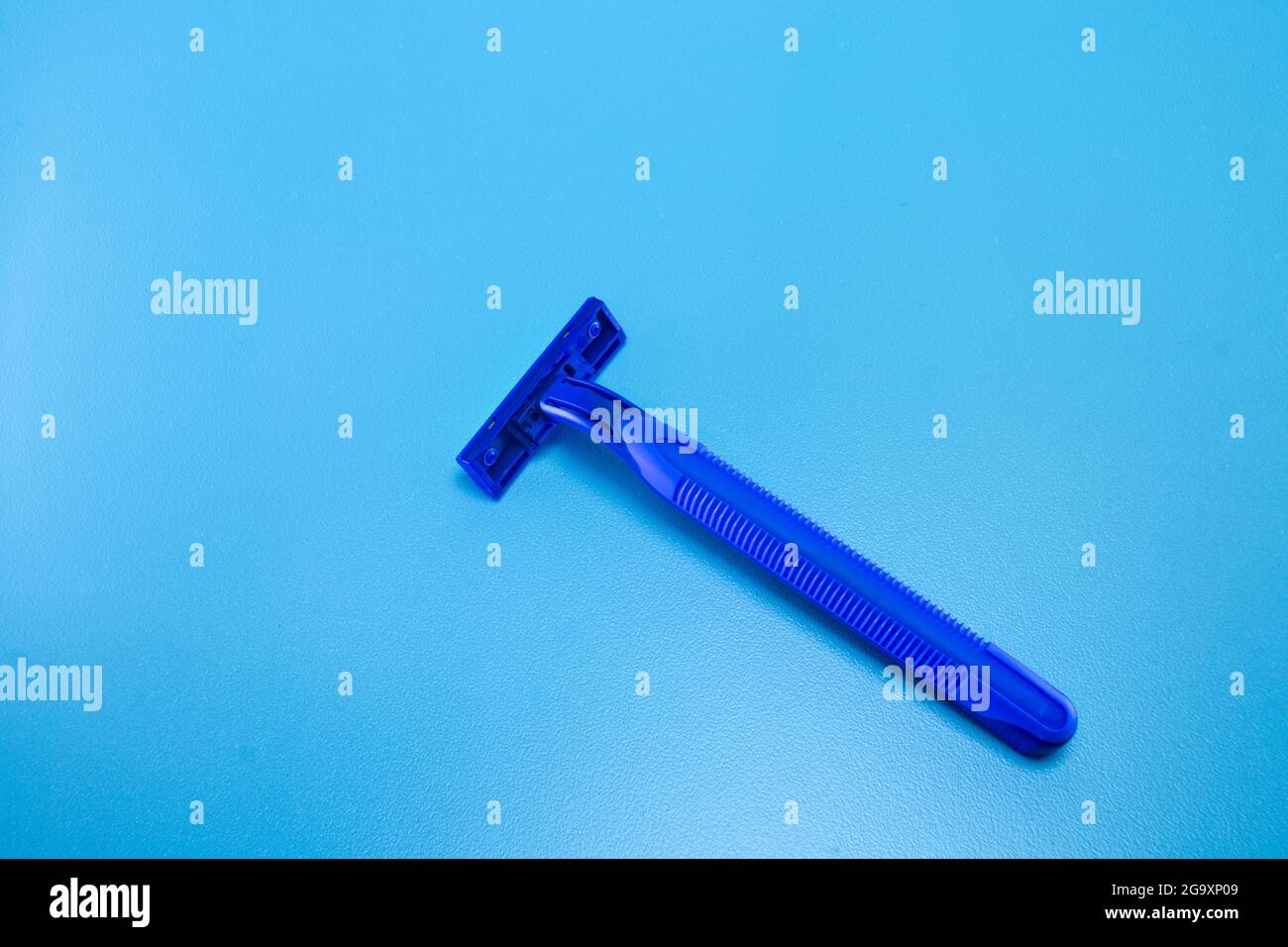 La tondeuse à barbe bleu vif et fraîche Banque D'Images